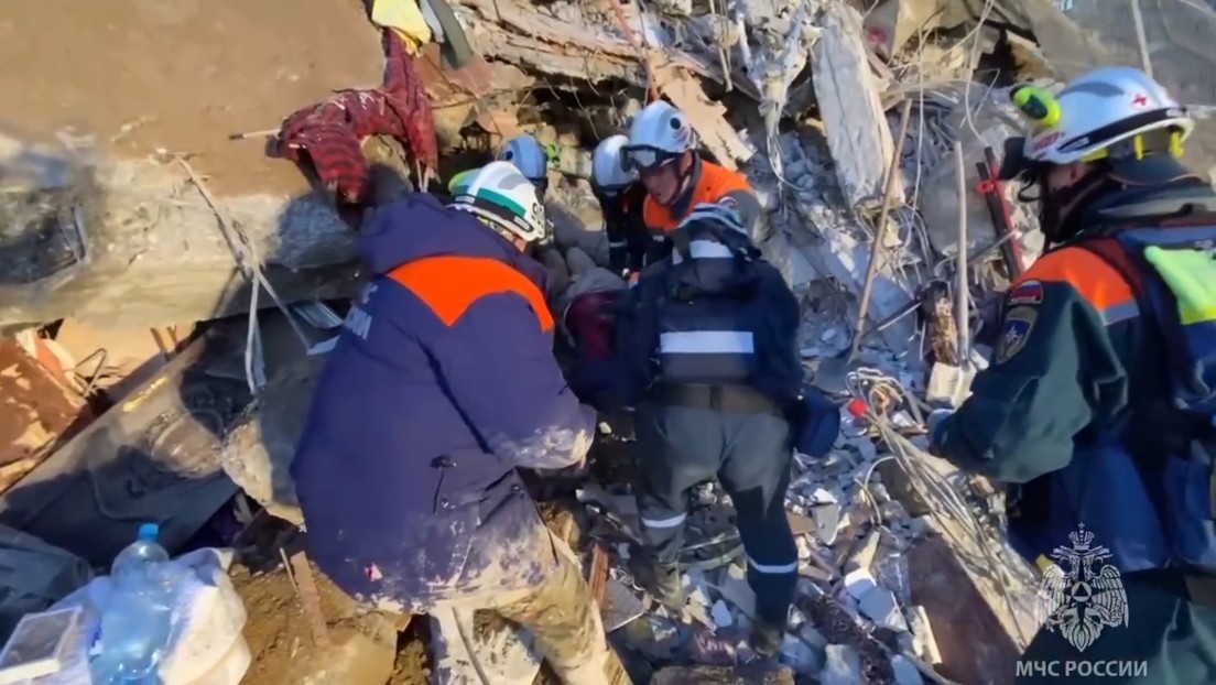 Rescatistas rusos salvan de los escombros a una víctima de los terremotos en Siria