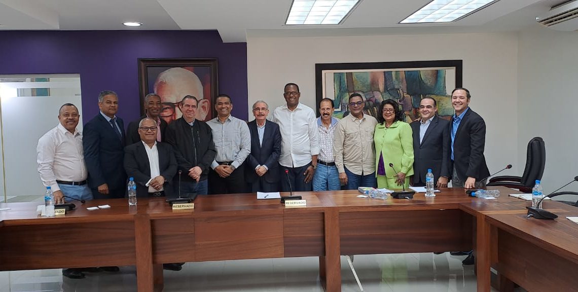 Dirección del Comité Municipal del PLD en SDE se reúne con Danilo Medina