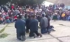Un alcalde de Puno se arrodilla y pide disculpas por reunirse con el premier de Boluarte en Perú