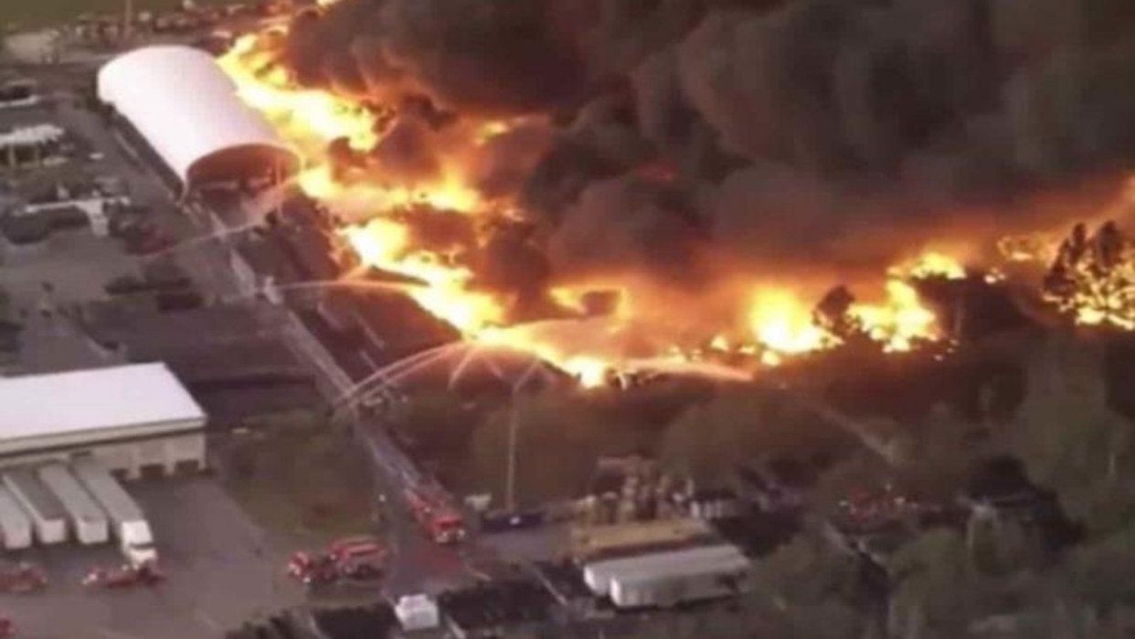 Un gran incendio devora un sitio industrial en Florida