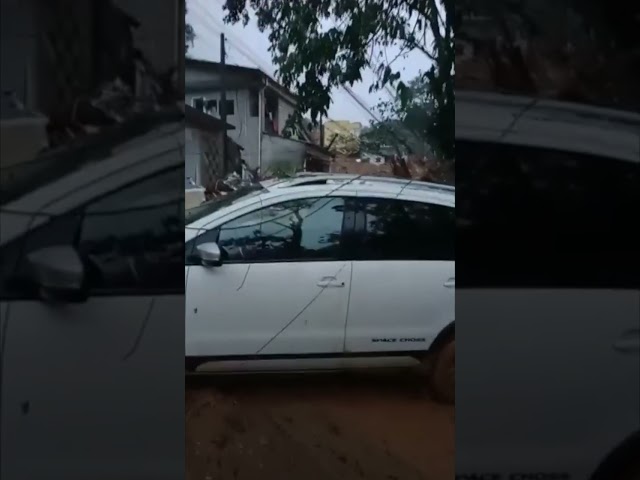 Una cadena humana para rescatar a varios niños en la tragedia por las lluvias en Brasil