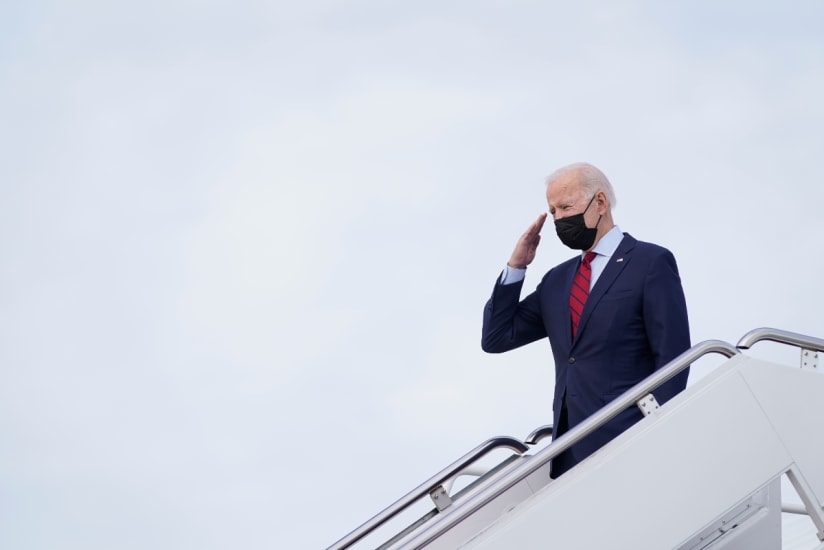 Una persona cae por las escaleras del avión presidencial de Biden al aterrizar en Polonia