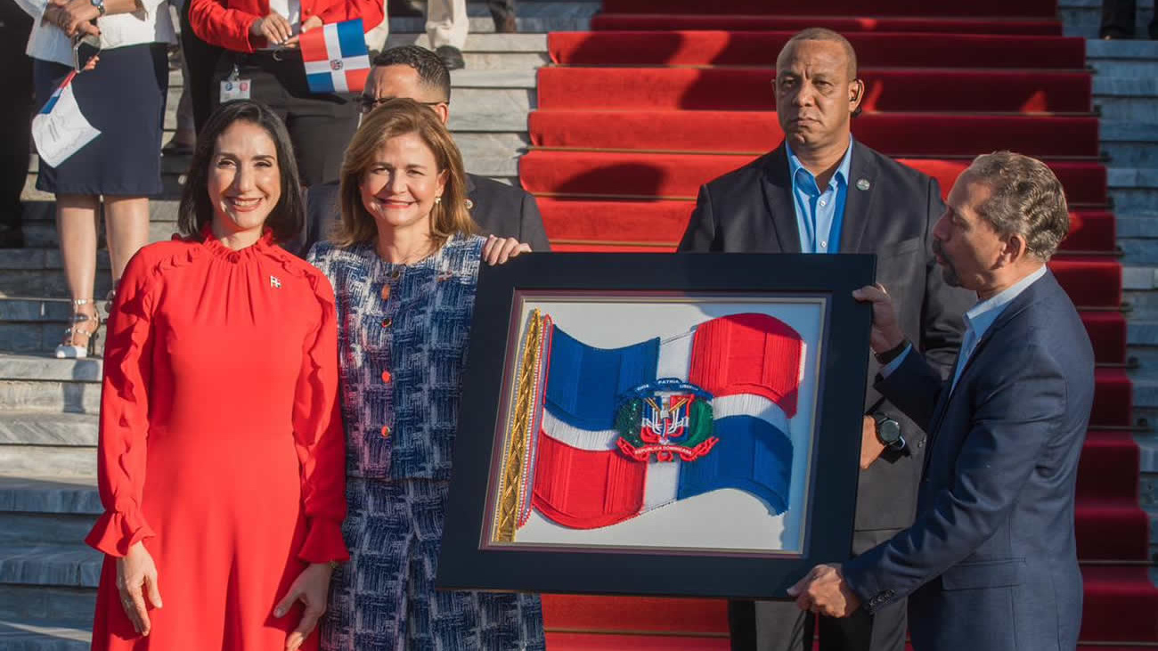 Vicepresidenta Raquel Peña encabeza acto de homenaje a la bandera nacional