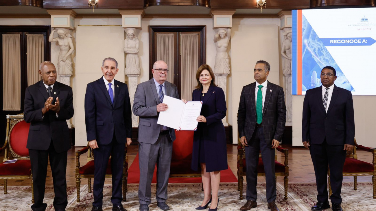 Vicepresidenta Raquel Peña encabeza entrega del Premio Nacional de Ciencias 2022
