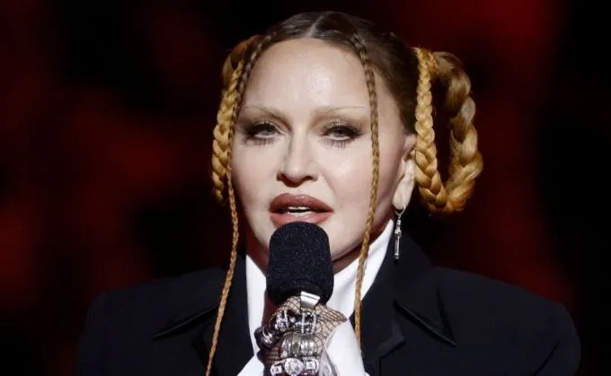 Madonna luce irreconocible en los Premios Grammy