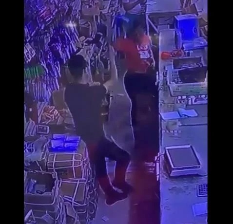 ¿Dónde está Francelys, la mujer acusada de matar a chino en tienda de la Duarte?