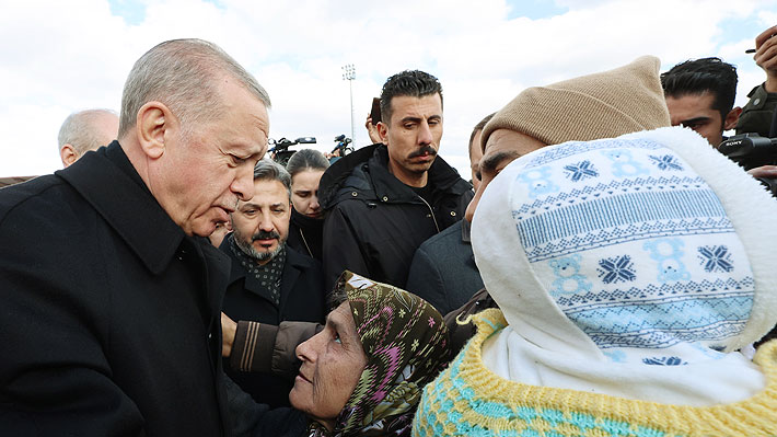 Terremoto en Turquía: Erdogan enfrenta críticas y reconoce problemas de gestión en zona arrasada por sismo