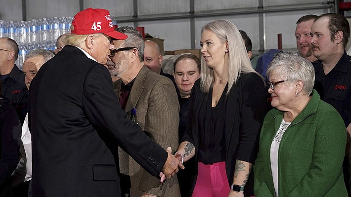 EE.UU.: Trump visita la zona del descarrilamiento en Ohio y critica viaje de Biden al extranjero