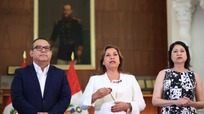 Por "injerencia en asuntos internos": Perú anuncia el "retiro definitivo" de su embajador en México