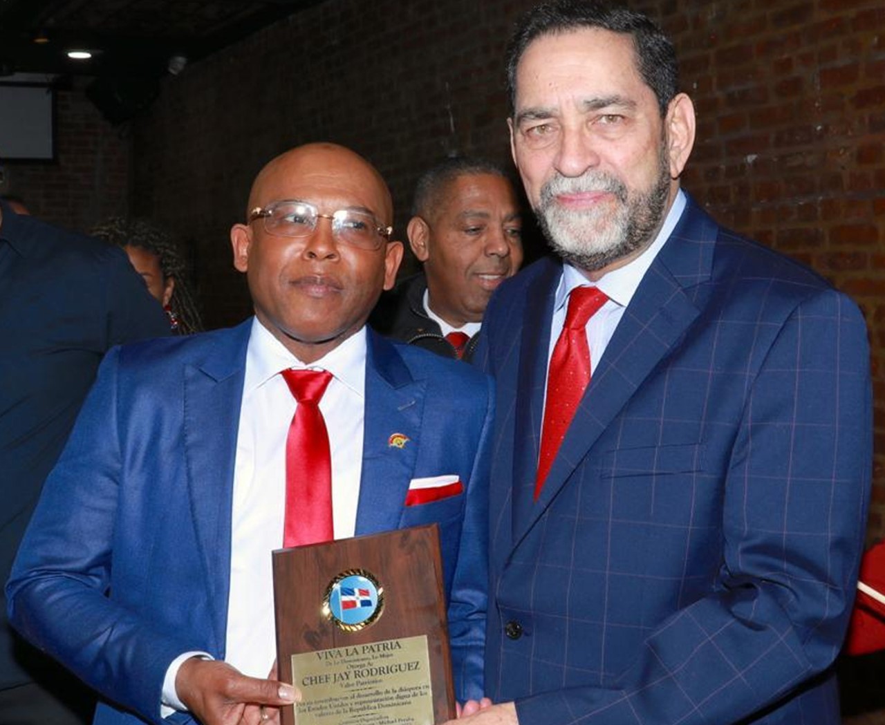 Cónsul entrega reconocimiento “Héroe de la Patria” al laureado chef dominicano Jay Rodríguez