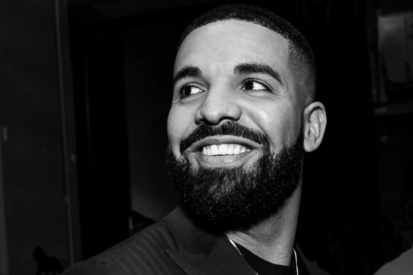 ¿Drake a bordo de un TransMilenio?, la foto que confirmaría que ya está en Colombia