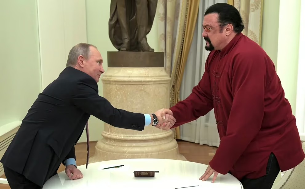 El actor Steven Seagal inauguró un centro de aikido en Rusia: entrenará a jóvenes para combatir en Ucrania