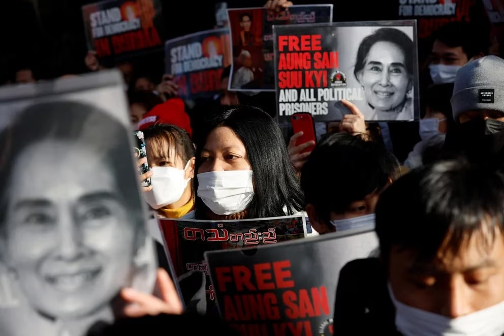 La junta militar de Myanmar arremetió contra la líder Aung San Suu Kyi y anunció la disolución de su partido