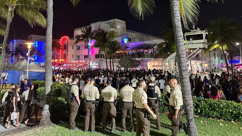 Tiroteos en Miami Beach: las autoridades decretaron el estado de emergencia y ordenaron toque de queda nocturno