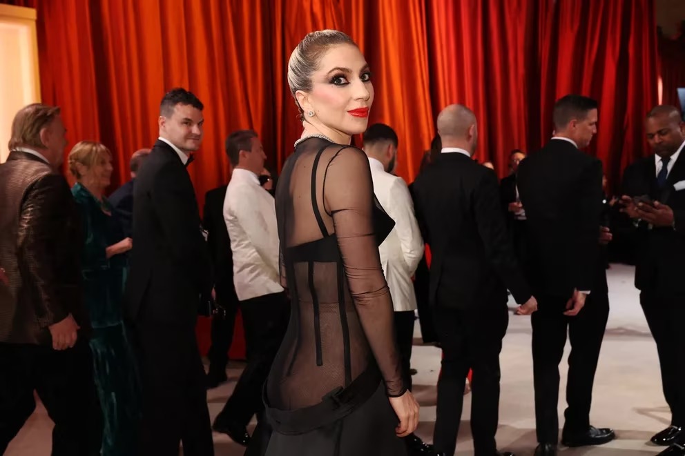 Lady Gaga auxilió a fotógrafo que sufrió caída en los #Oscar2023