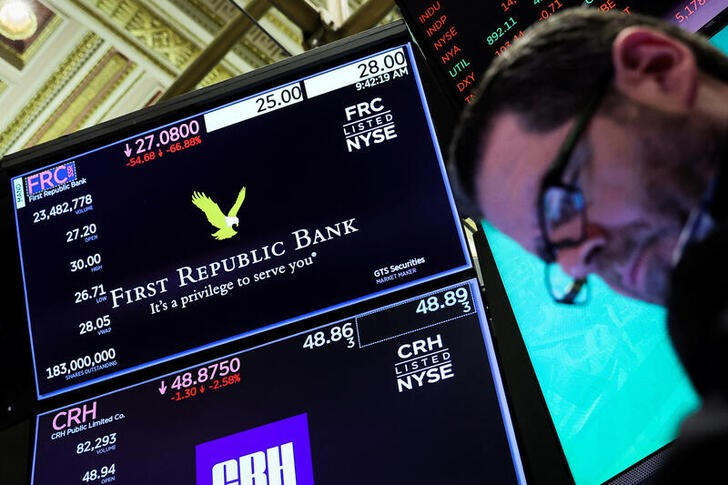 Acciones de First Republic se hunden casi 33% pese apoyo de 30.000 millones de dólares