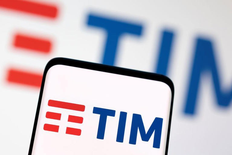 Las acciones de Telecom Italia suben tras una segunda oferta por la red de telefonía fija