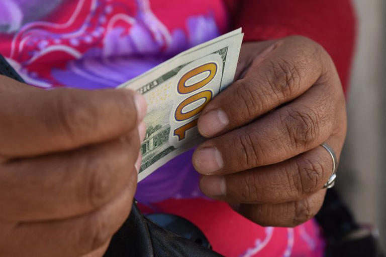 Dólar cae tras alza de pedidos de ayuda por desempleo por encima de lo esperado en EEUU