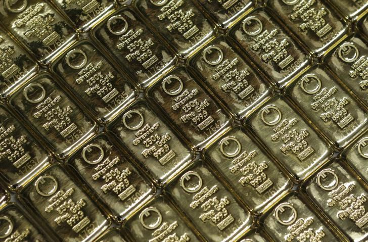 Oro sube mientras crisis bancaria se apodera de los mercados