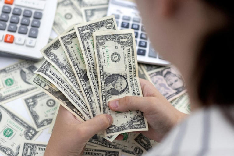 El nerviosismo por los bancos hace caer el euro un 1% a pesar de los datos PMI