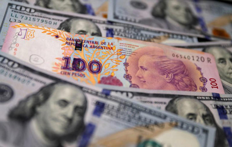 Peso argentino mantiene selectividad luego de cimbronazo por canje compulsivo de deuda