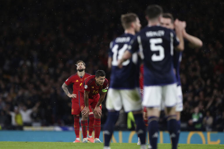 Escocia sorprende a España; Bélgica supera a Alemania