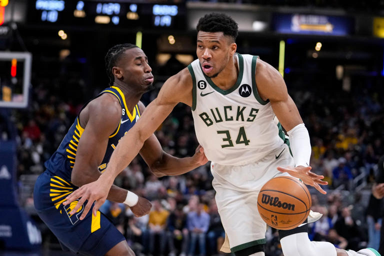 Holiday brilla con 51 puntos; Bucks vencen a Pacers
