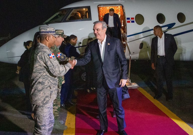 Abinader regresa de Ecuador tras participar en VI Reunión de la Alianza para el Desarrollo en Democracia