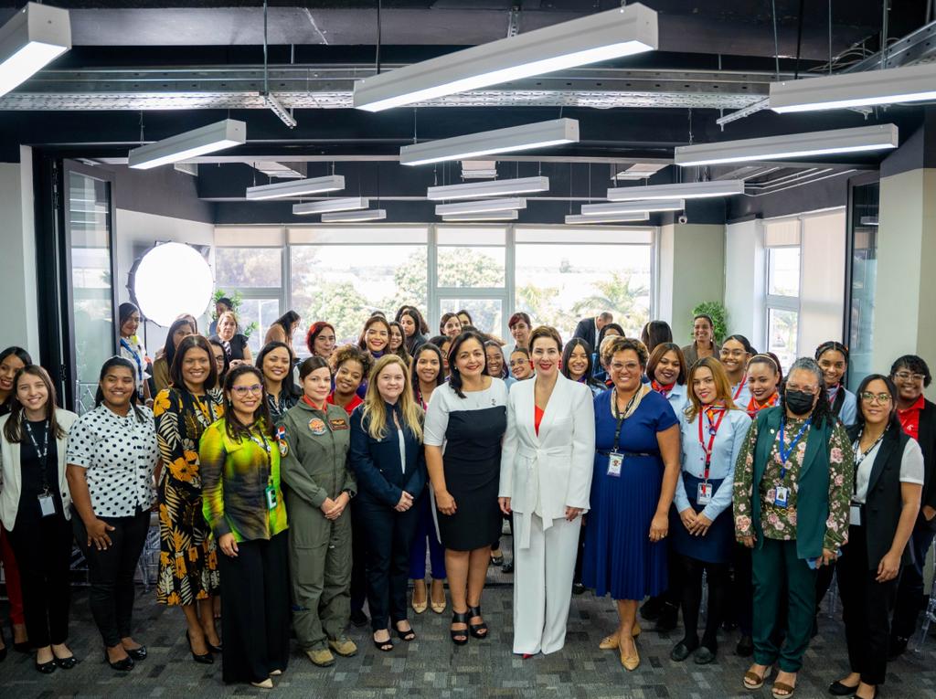 Arajet conmemora Día Internacional de la Mujer con un conversatorio entre  las líderes de la aviación en RD