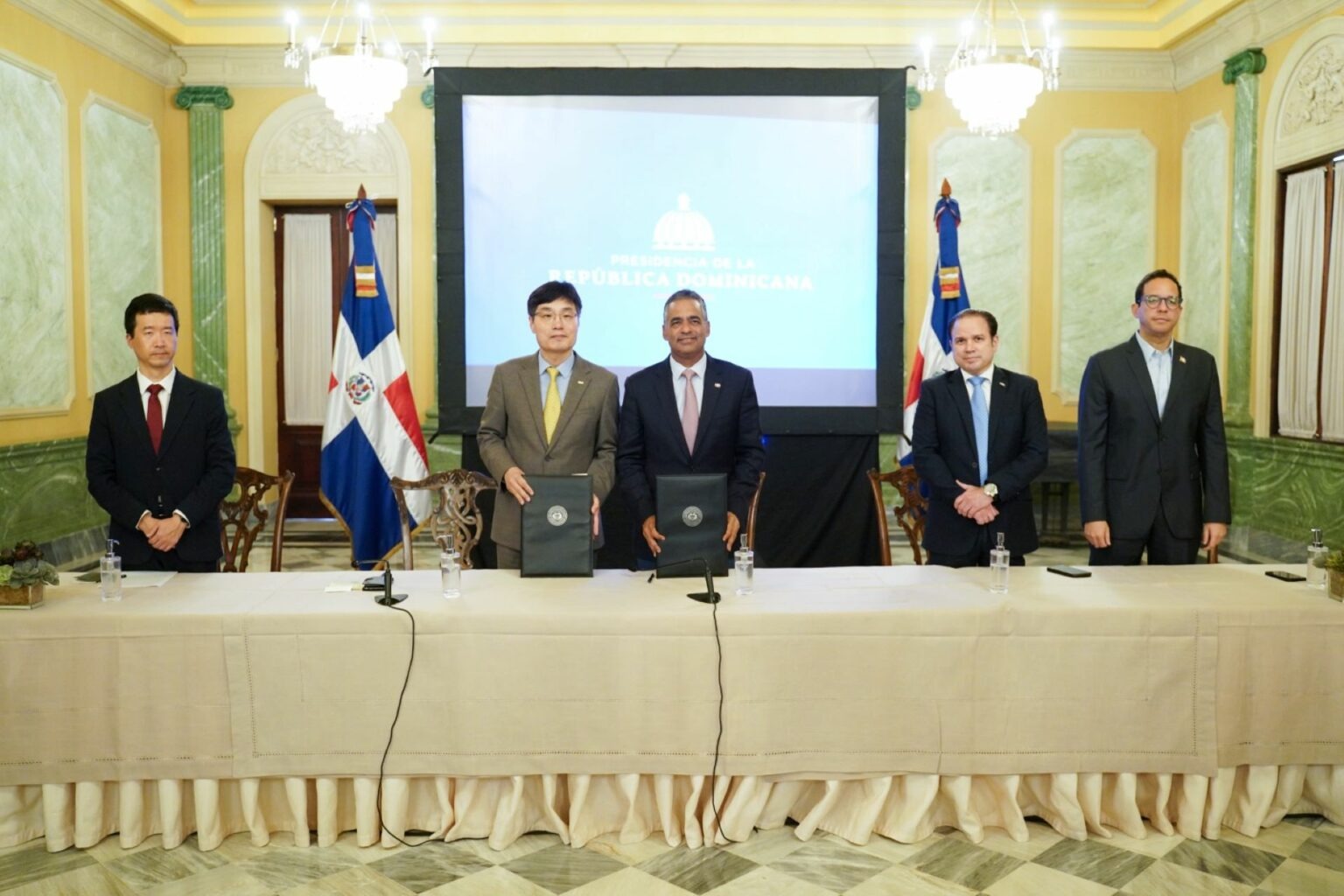 Gobierno firma acuerdo para evaluación de construcción de aeropuerto en Pedernales