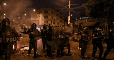 Boluarte responde ante la Fiscalía por muertes en protestas mientras vuelve la represión en Perú