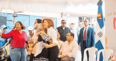 Alcaldesa Carolina Mejía lleva soluciones a mujeres de Capotillo
