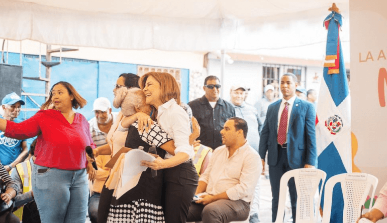 Alcaldesa Carolina Mejía lleva soluciones a mujeres de Capotillo