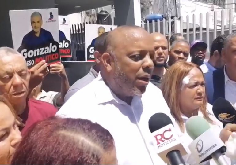 Policías agreden con bombas lacrimógenas a diputados frente al Palacio de Justicia de Ciudad Nueva