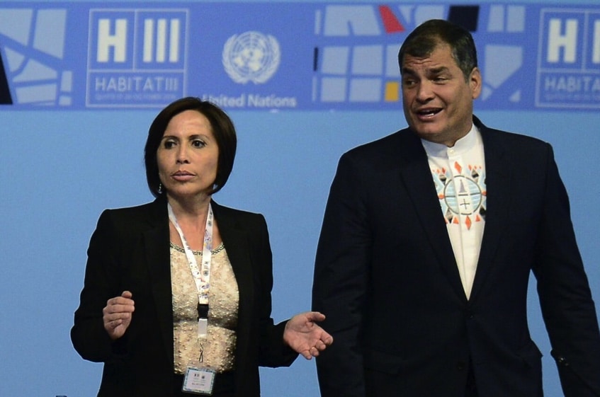 El embajador argentino deja Ecuador tras ser declarado persona 'non grata' por huida de exministra