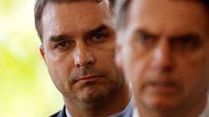 El hijo de Bolsonaro anuncia la vuelta de su padre a Brasil y después se retracta
