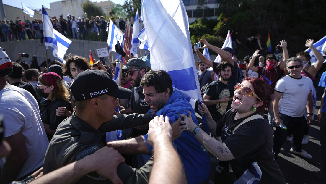 Enfrentamientos con la Policía durante masivas protestas contra la reforma judicial en Tel Aviv