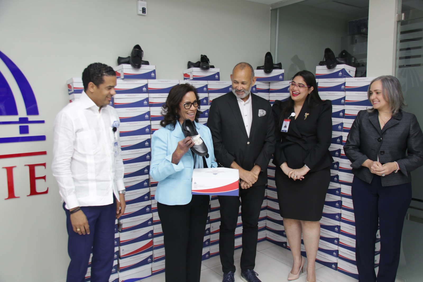 INABIE transfiere a CONANI calzados para 180 niños en hogares de paso