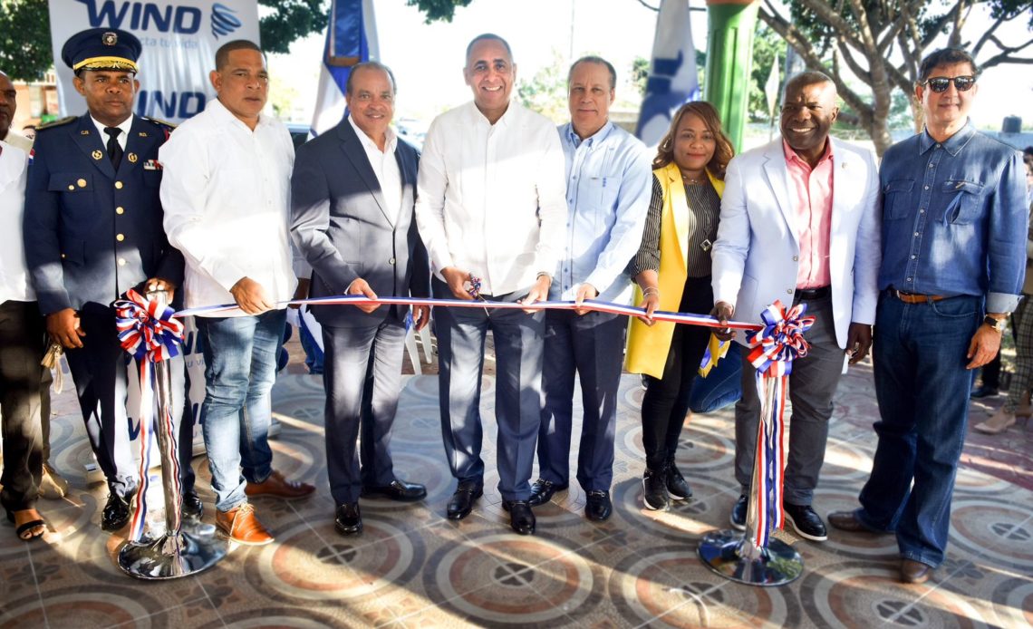 Indotel y Wind Telecom inician proyecto de fibra óptica en Villa Gautier, San Pedro de Macorís