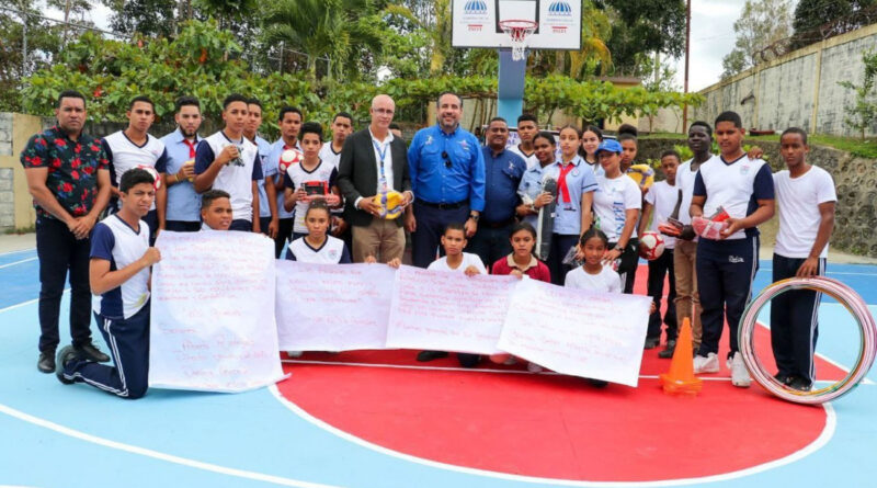 INEFI entrega canchas remozadas y utilería deportiva en centros educativos de la provincia Espaillat