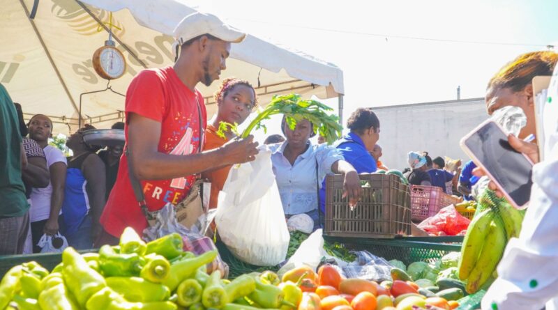 Residentes de San Luis manifiestan satisfacción por apertura mercado #90 del Inespre