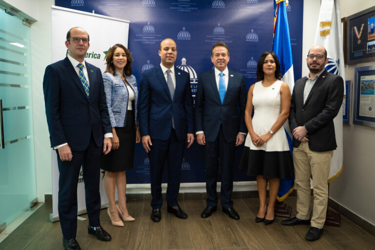MICM y Banco Promerica firman acuerdo con mipymes 