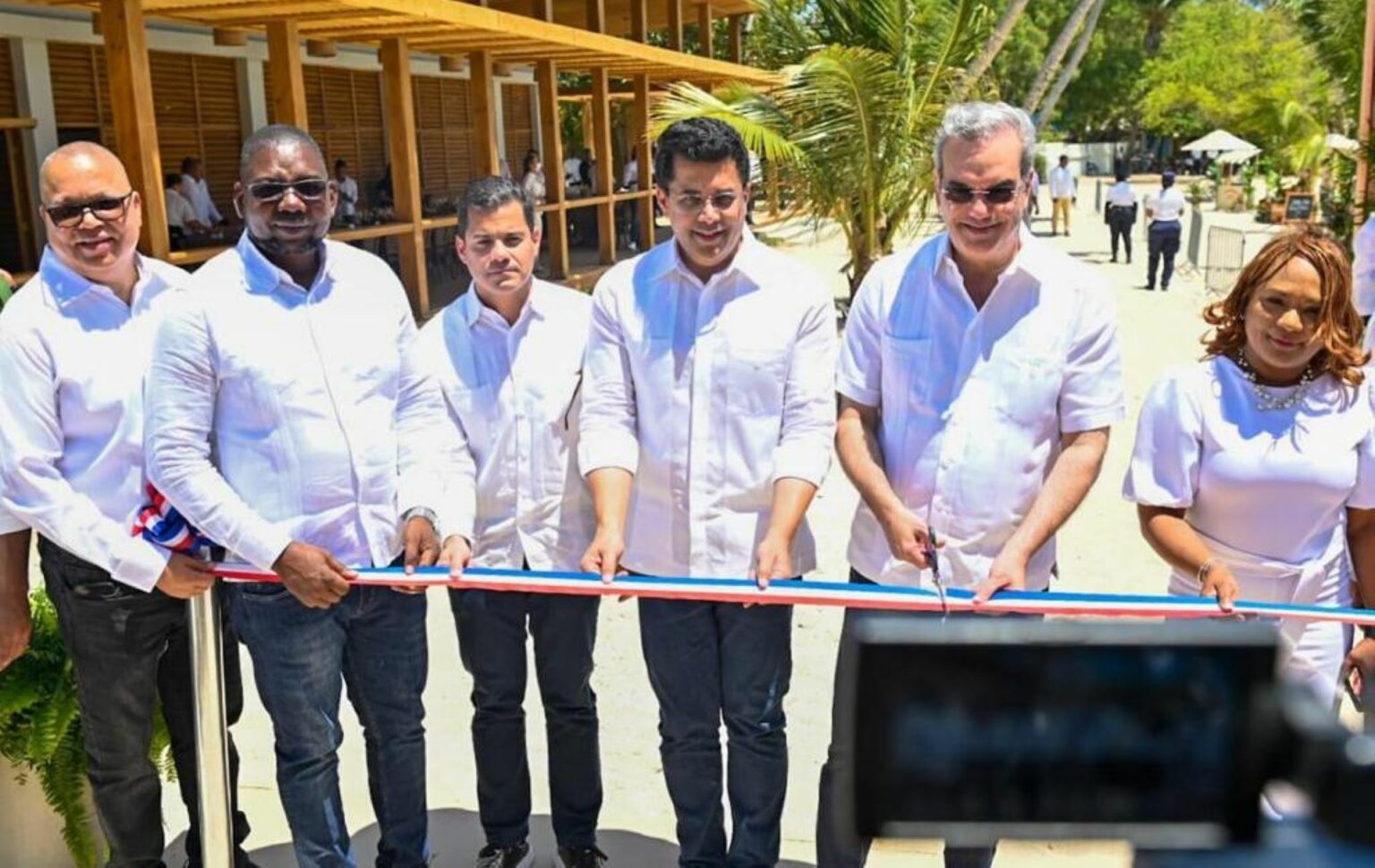 Presidente y ministro de Turismo inauguran reconstrucción de dos plazas de vendedores en playa Guayacanes