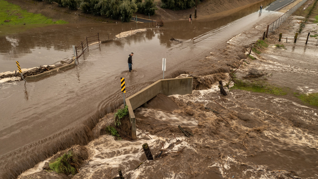Intensas lluvias dejan 2 muertos en California, miles de evacuados y graves inundaciones