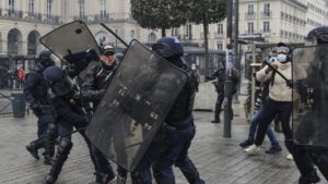 Irán condena la represión de las manifestaciones en Francia