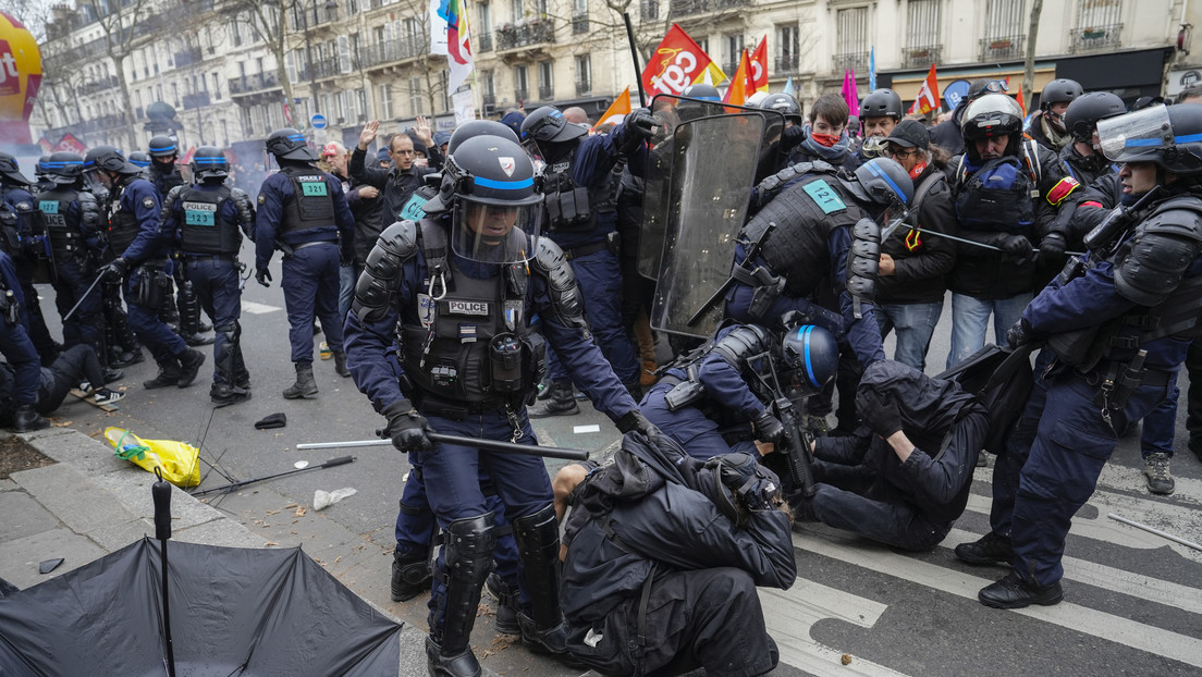 La Policía de París usa gases lacrimógenos durante una nueva jornada de protestas contra la reforma de las pensiones