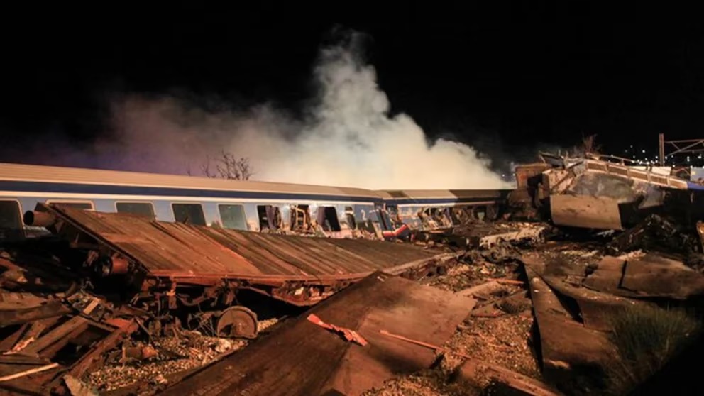 Al menos 32 muertos y 85 heridos dejó un choque de trenes en Grecia
