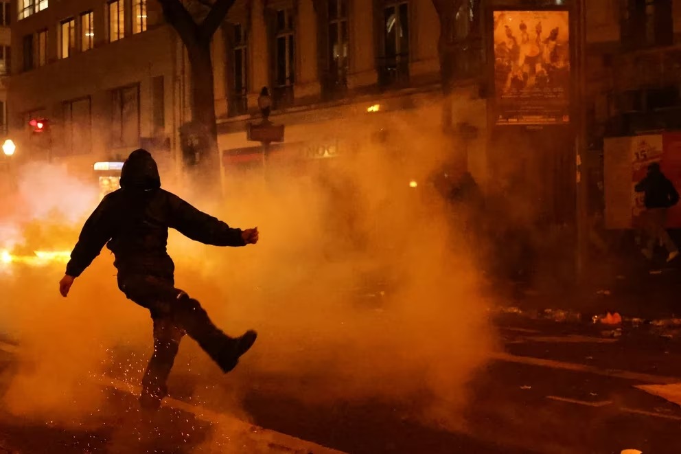 Armados con molotov y adoquines, los “casseurs” vestidos de negro intensifican la violencia en Francia