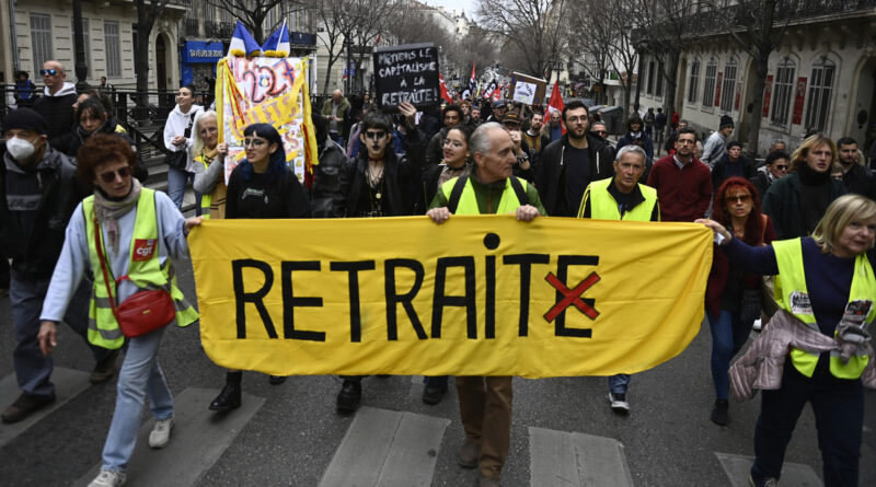 Manifestantes contra la reforma de pensiones lanzan papel higiénico a una prefectura en Francia