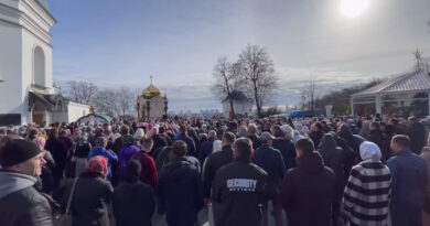 Miles de creyentes asisten a la que podría ser la última misa en el Monasterio de las Cuevas de Kiev